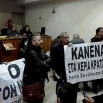 Θεσσαλονίκη:  διέκοψαν πλειστηριασμούς στο Ειρηνοδικείο-"Κανένα σπίτι στα χέρια τραπεζίτη" (ΒΙΝΤΕΟ)