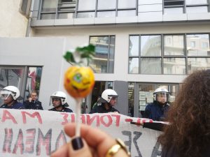 ΠΑΡΕΜΒΑΣΕΙΣ ΠΕ : Μια οφειλόμενη απάντηση στο Δελτίο Τύπου της ΕΛΑΣ σε σχέση με την αστυνομική επίθεση στη συγκέντρωση στην ΔΙΠΕ Α΄Αθήνας 26 %CE%93%CE%BB%CE%B5%CE%B9%CF%86%CE%B9%CF%84%CE%B6%CE%BF%CF%8D%CF%81%CE%B9 E-wall